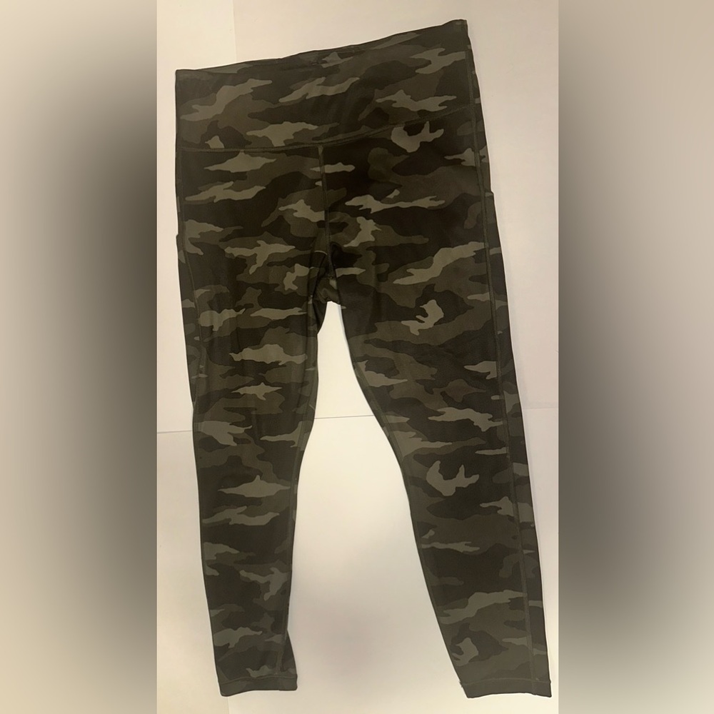 Athleta Ultimate Stash Pocket‎ Green Camo 7/8 Length Tight Women’s Size Large - Picture 4 of 11